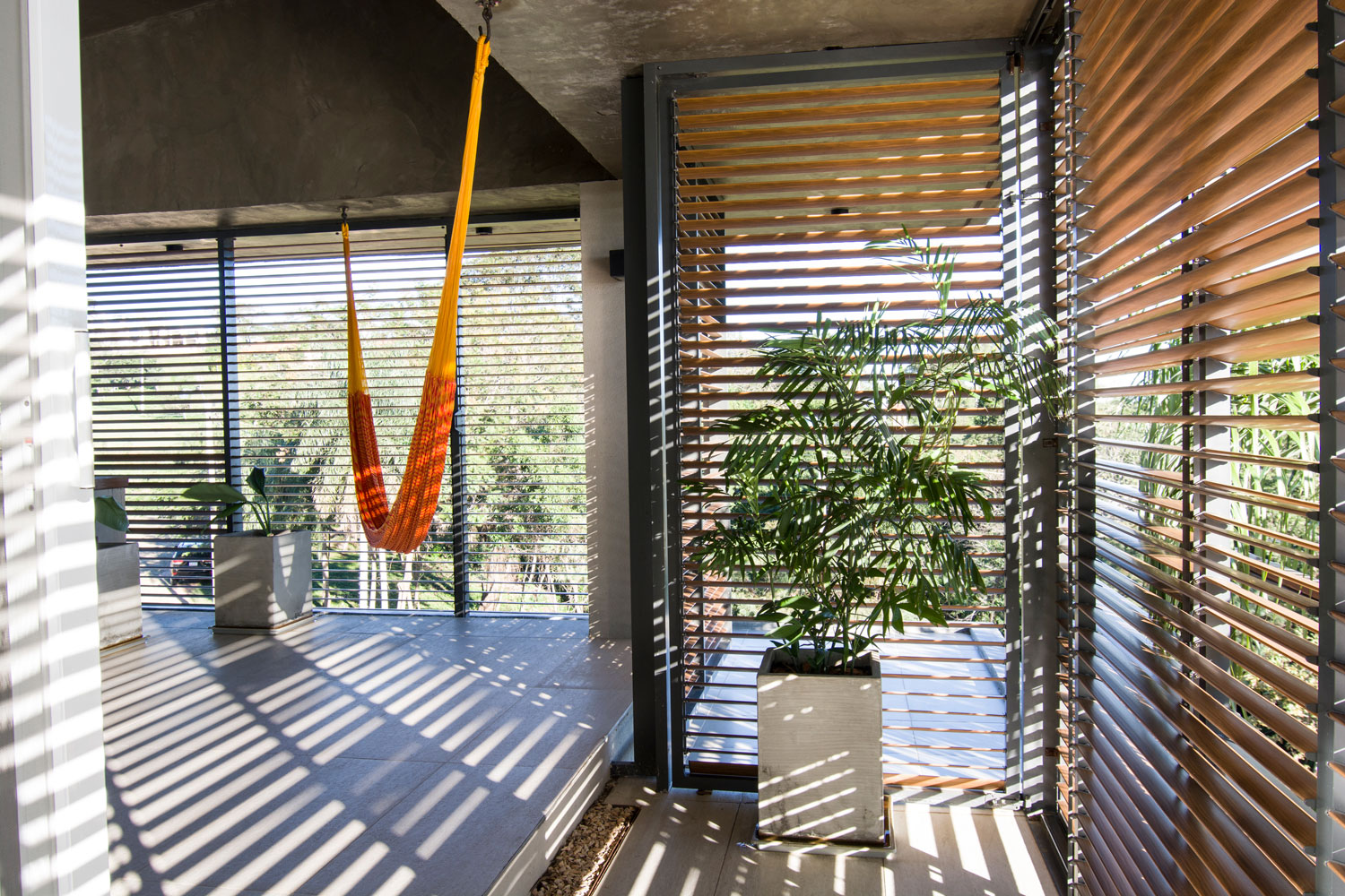 10 proyectos residenciales que usaron sistemas Folding and sliding shutters Casa en altos 7 jpg